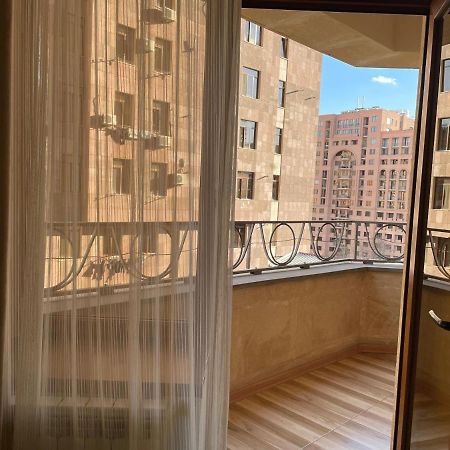 예레반 Superior Apt. With Balcony On Aram Street 아파트 외부 사진