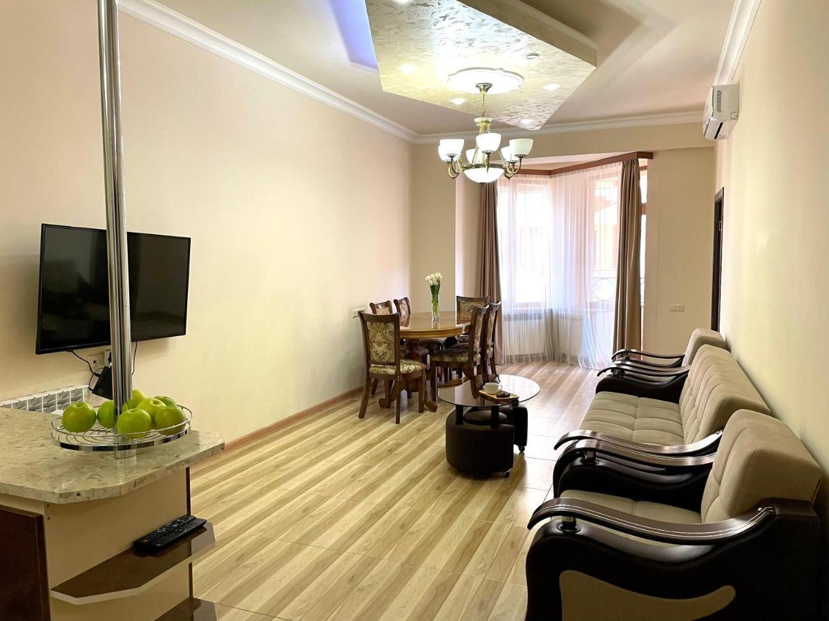 예레반 Superior Apt. With Balcony On Aram Street 아파트 외부 사진