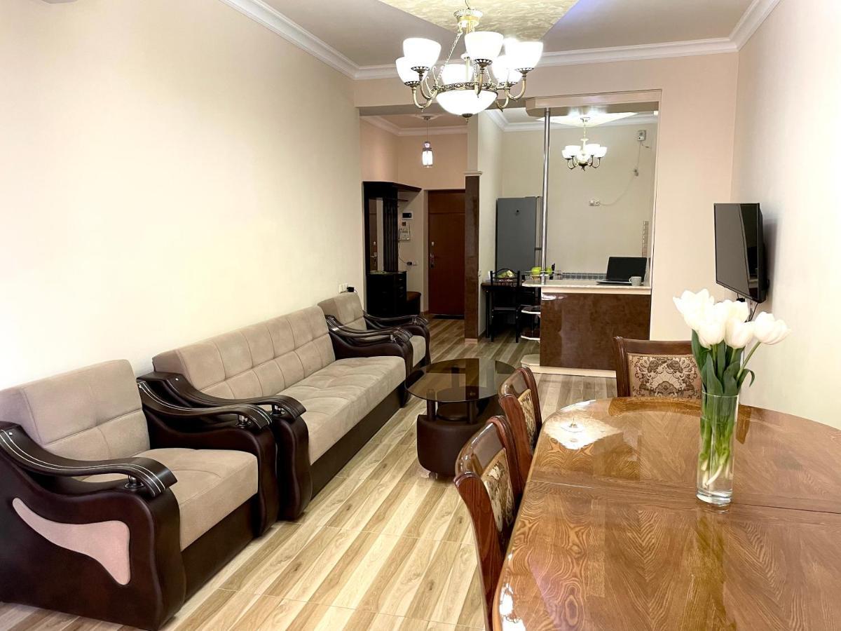예레반 Superior Apt. With Balcony On Aram Street 아파트 외부 사진