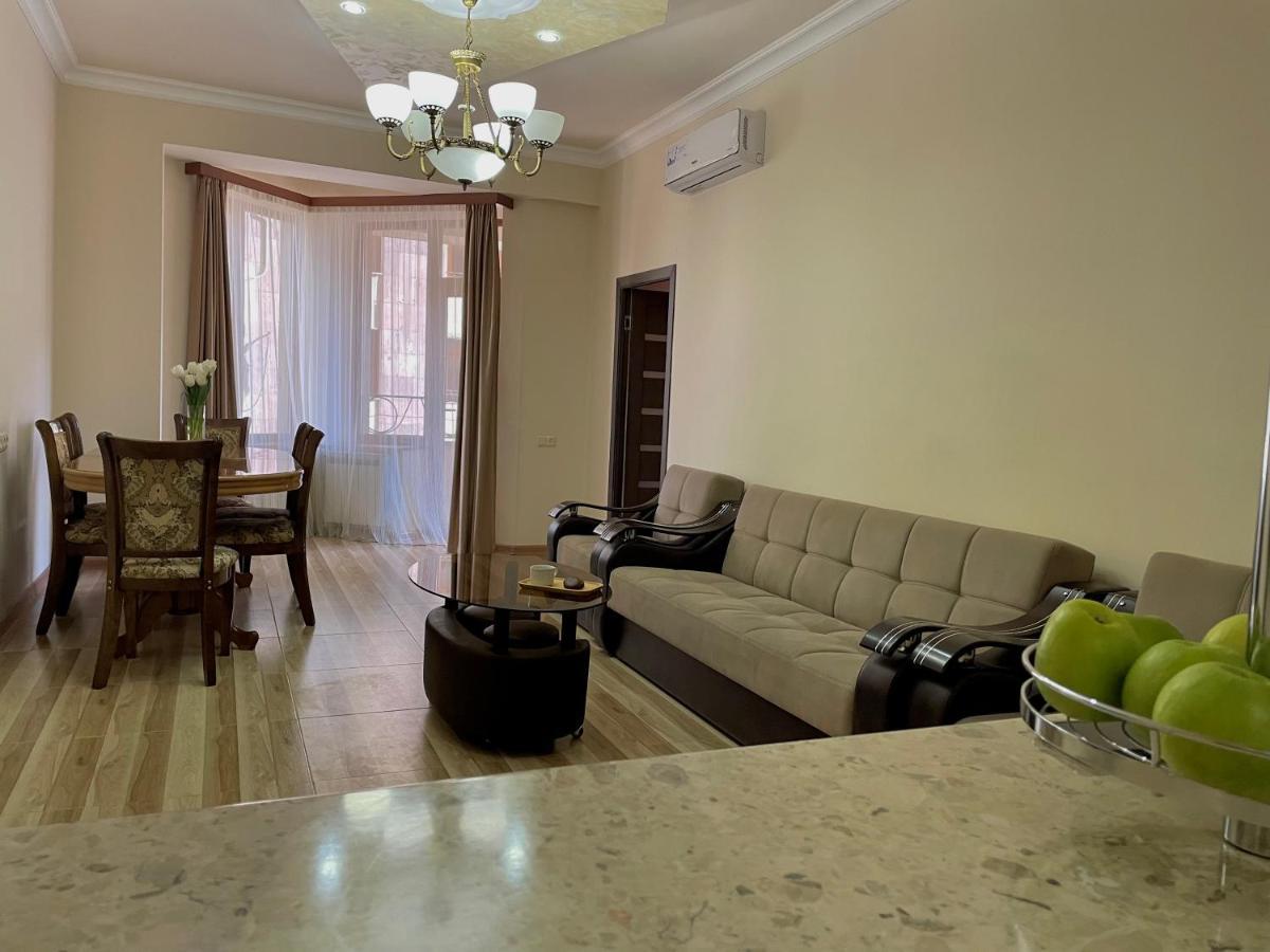 예레반 Superior Apt. With Balcony On Aram Street 아파트 외부 사진