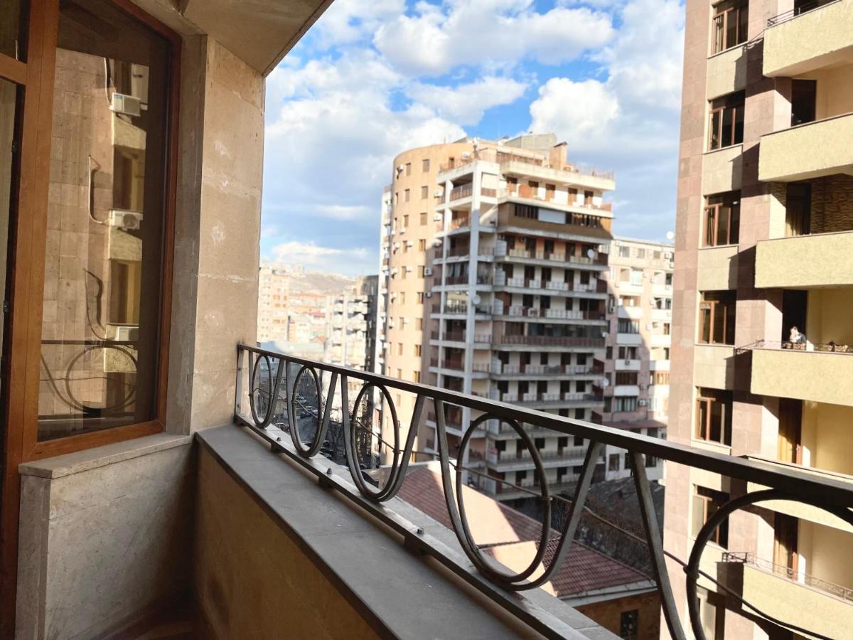 예레반 Superior Apt. With Balcony On Aram Street 아파트 외부 사진